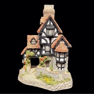 David Winter-Squires Hall Figurine CollectibleVillage House Rust & Black EUC